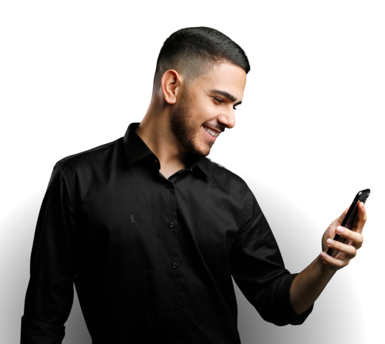 Imagem do Arthur olhando para o celular